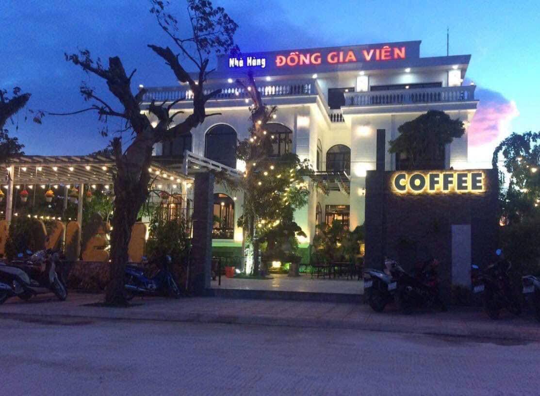 Mặt tiền Đồng Gia Viên buổi tối, sân trước rộng để đậu xe