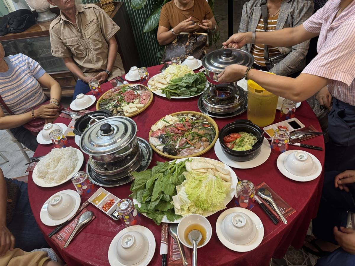 Mâm tiệc gia đình nhiều món tại phòng riêng Đồng Gia Viên