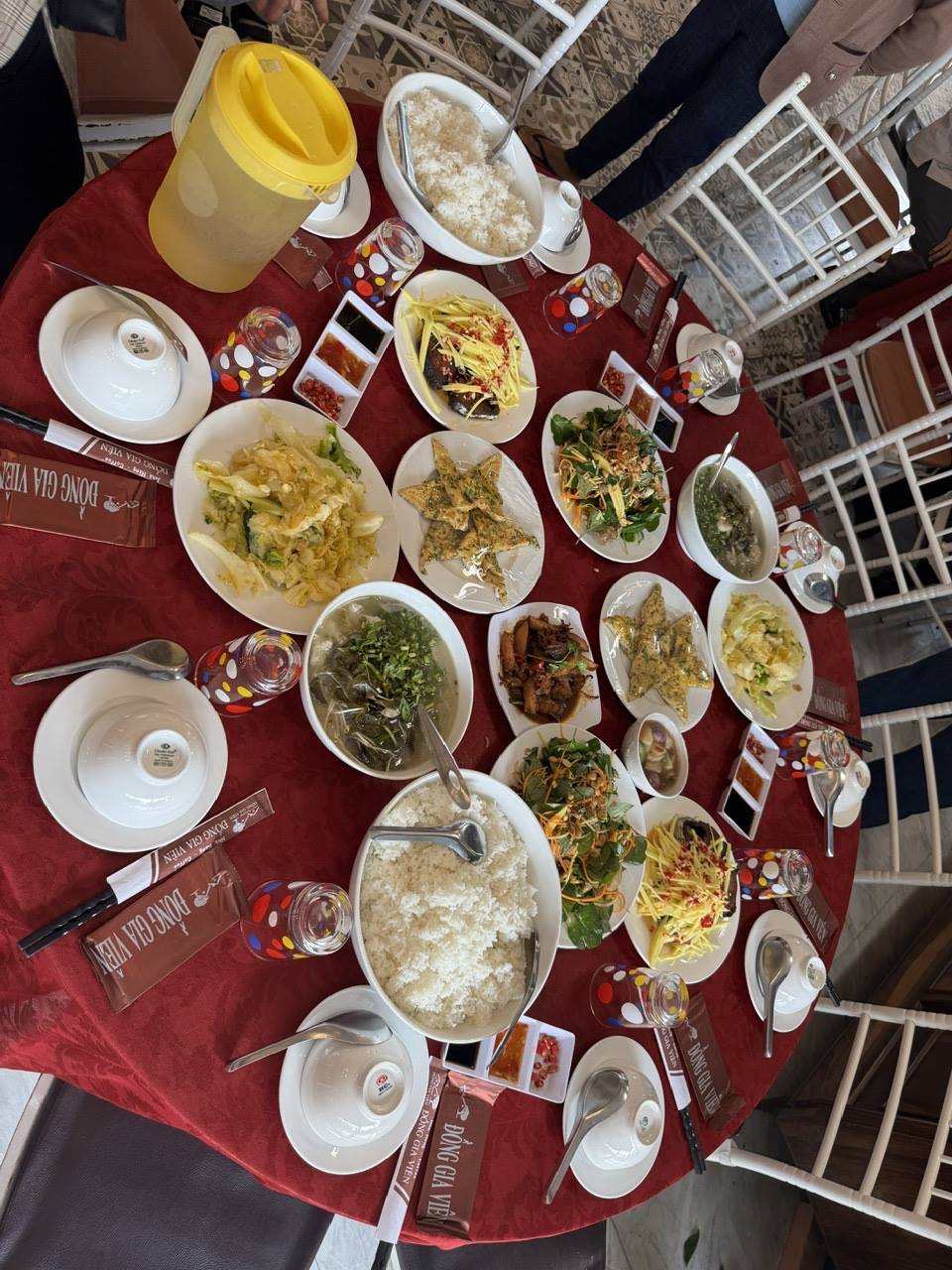 Mâm tiệc bàn tròn đầy đủ món nhìn từ trên