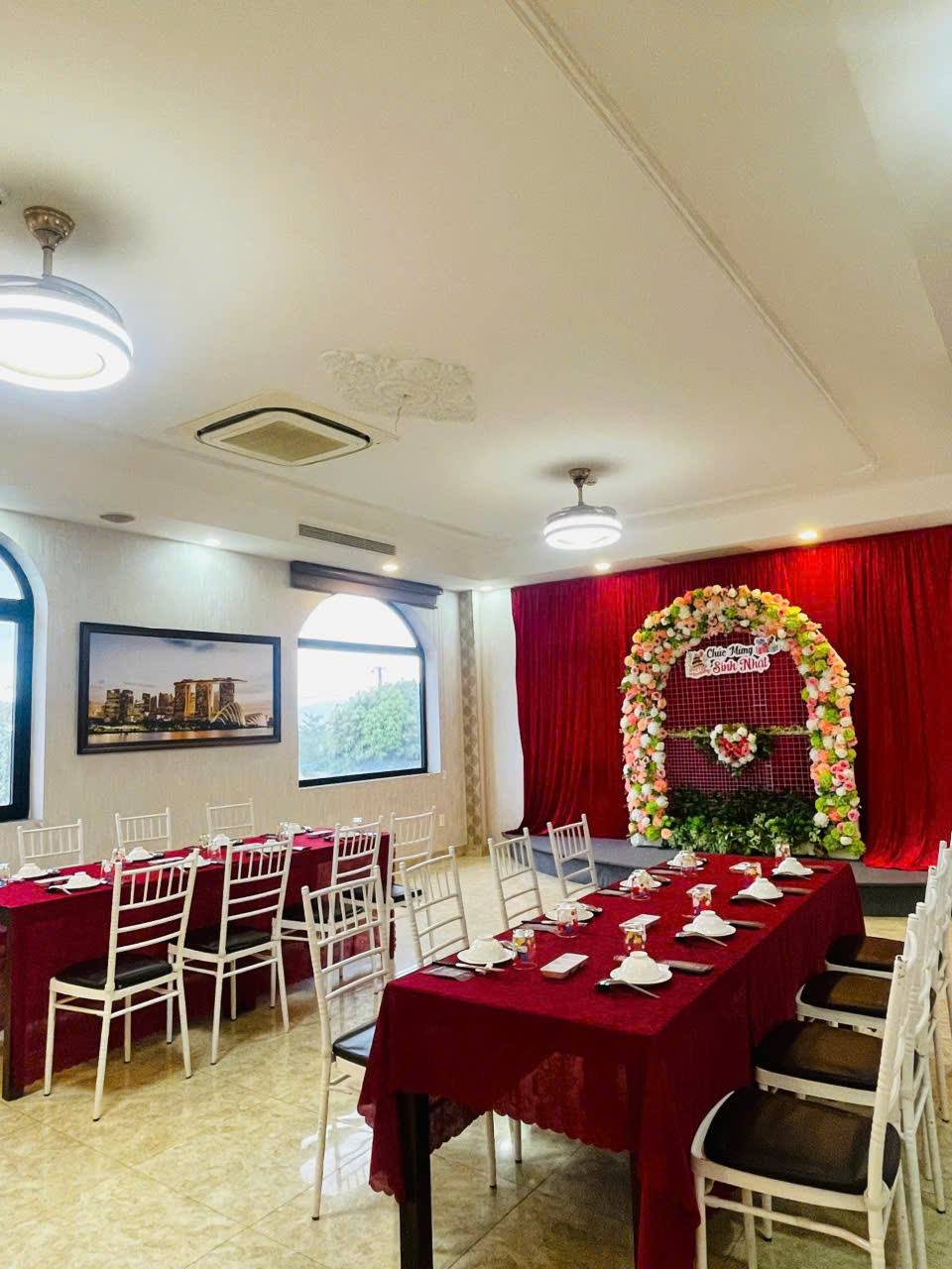 Phòng riêng bàn dài trang trí backdrop hoa mừng sinh nhật