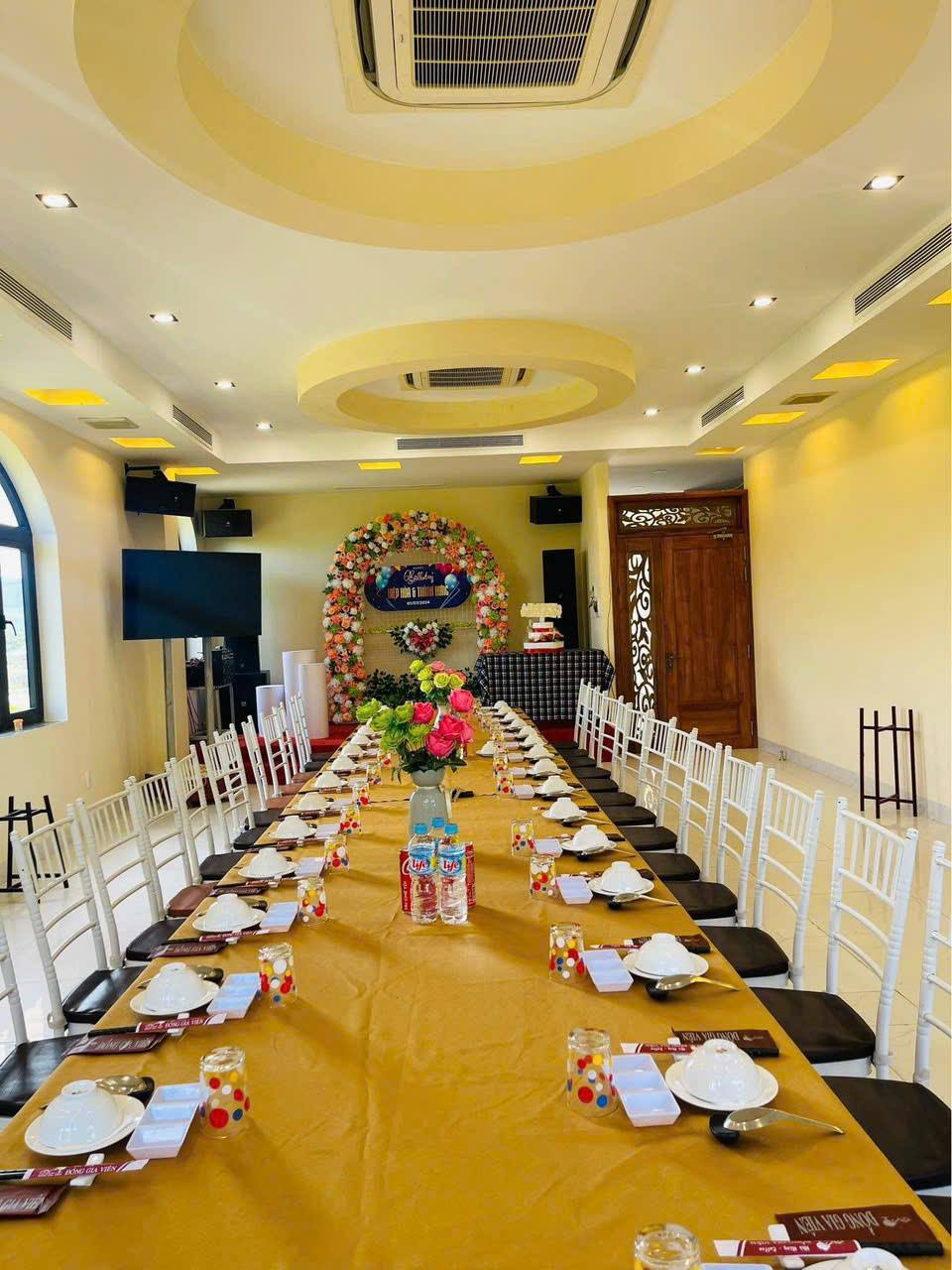 Phòng VIP bàn dài khoảng 30 chỗ, có TV và loa