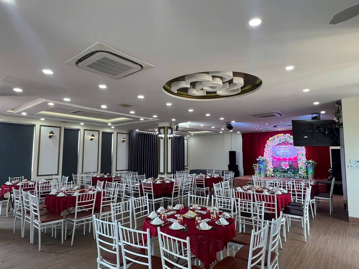 Sảnh tiệc có sân khấu trang trí hoa tại Đồng Gia Viên