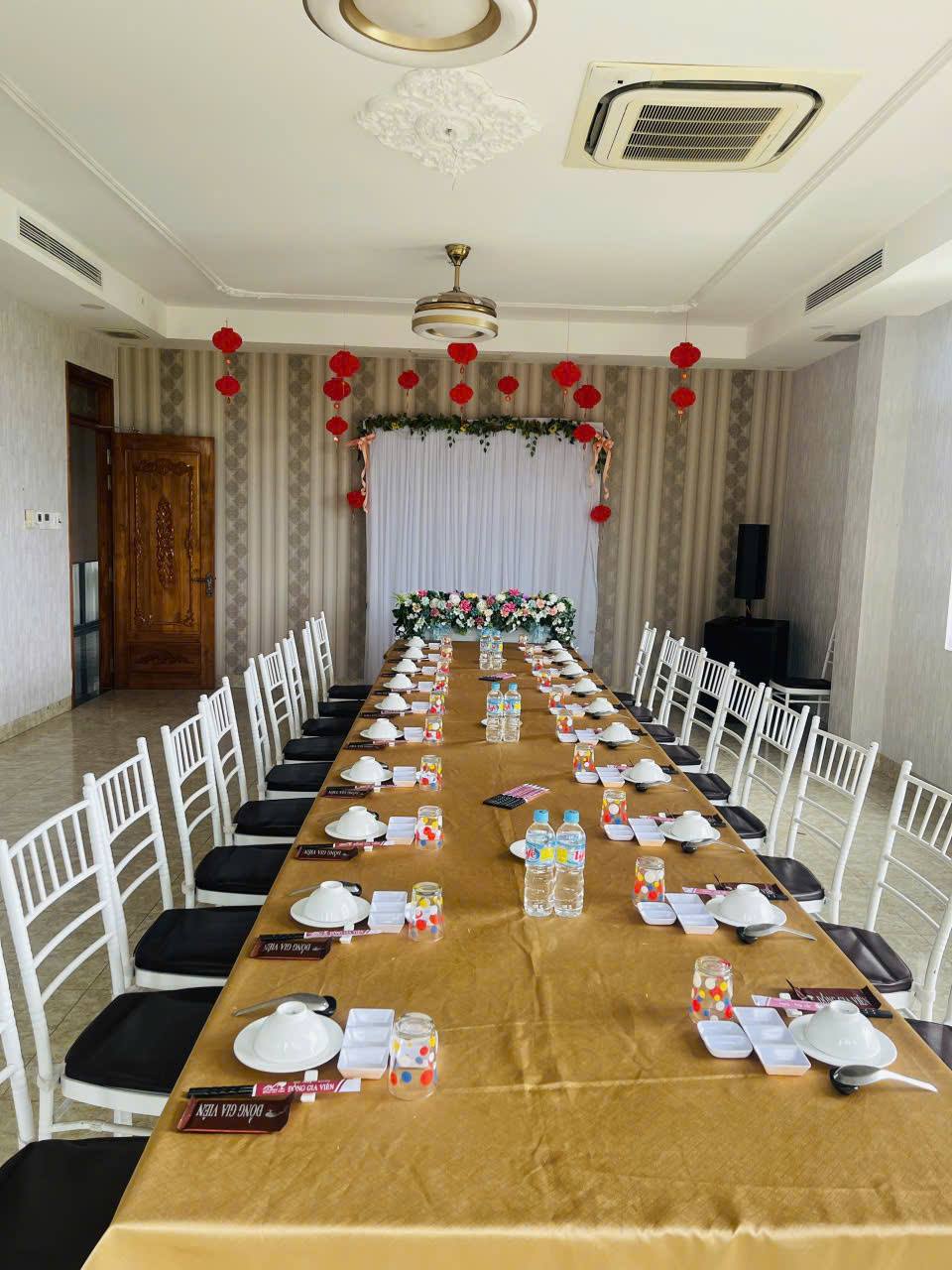 Phòng tiệc bàn dài trang trí đèn lồng đỏ